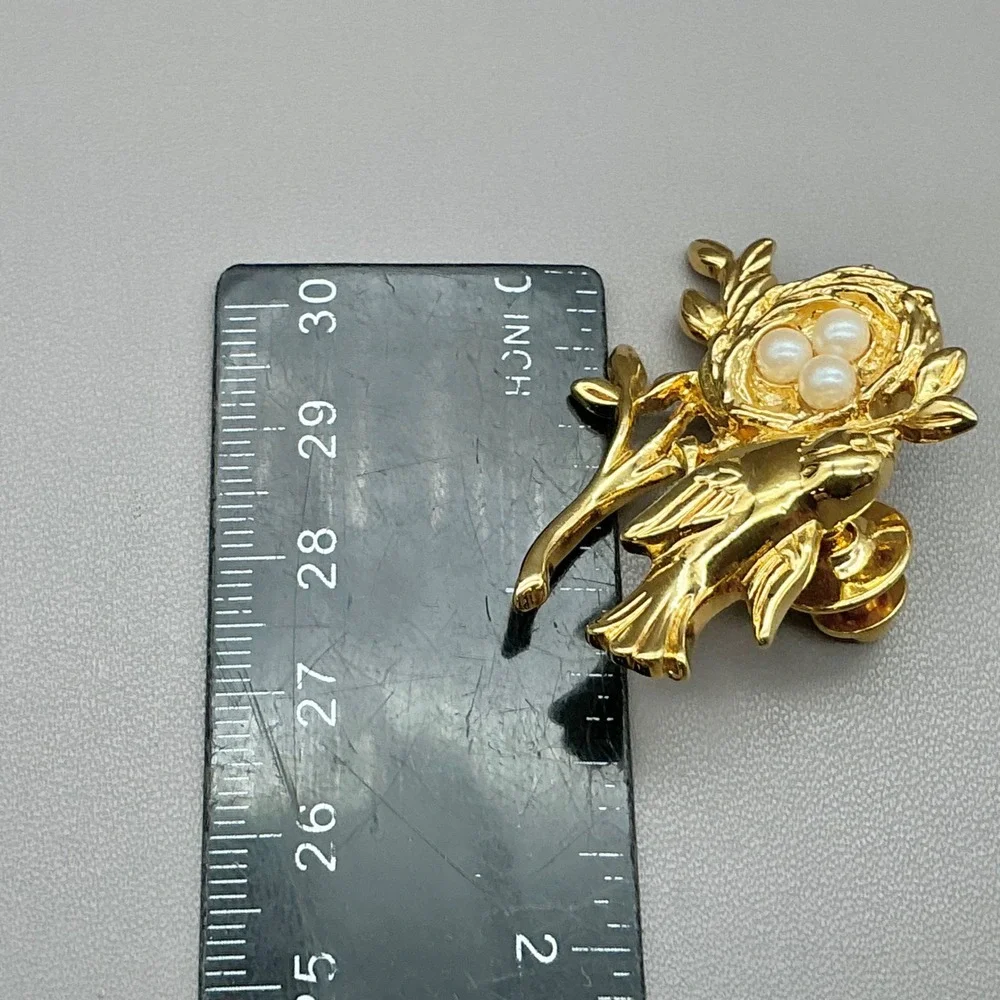 Bird Nest Pin Brooch Women Gold Tone Faux Pearl Accents Vintage Style Accessory